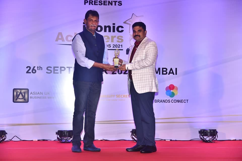 APJMJ Sheik Saleem receiving recognition at the Iconic Achievers Awards